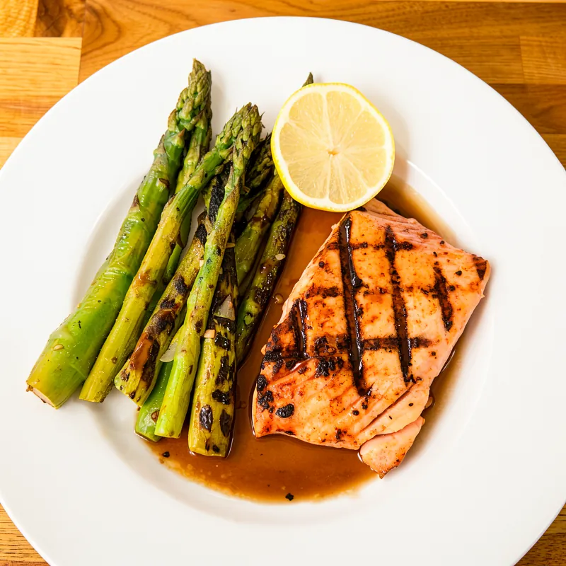 Grilled salmon with charred asparagus and lemon